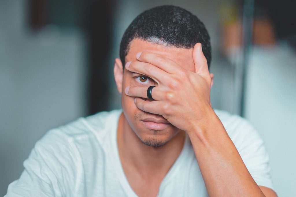 pourquoi un homme regarde une femme avec insistance questions à poser